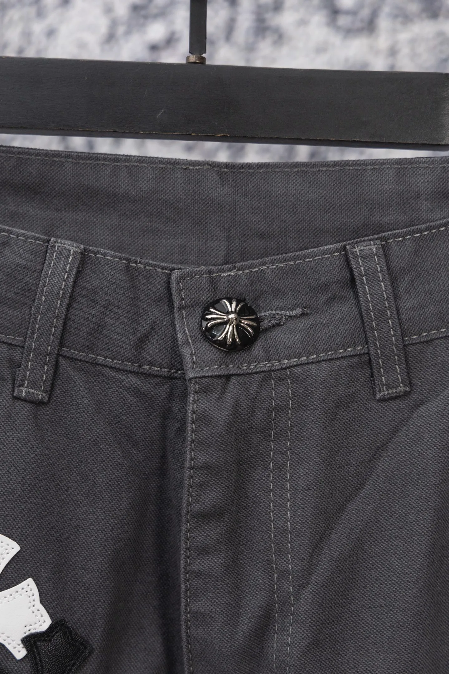 P270 CH Chromehearts black and white cross patchwork leather gray workwear jeans and logging pants, priced at 34W level, patchwork cross pattern embellishment, washed jeans! ! An absolutely high-end luxury product, a 1.9W-level god-level single product, a super popular product, made by top heavy industry, a magic weapon that cannot be missed! [About Zangyin] This is an extremely luxurious fashion brand that can also be called the aristocracy of the high street. It has always been an exclusive brand for some hipsters or rich second generations. Compared with ordinary high streets, it is more luxurious and noble. Compared with luxury brands, it is more fashionable and individual. It has always been a brand that I have a special liking for. [Top heavy industry fashion design] Consistently high-street luxury style. Speaking of this style, the Zangyin family and GU family are definitely the leading representative brands. Especially the Zangyin family has really achieved a state-of-the-art effect in creating high-street style. The unique washed material is used to create this style. The color system is already quite eye-catching. After it is decorated with patchwork cross flowers, it cleverly highlights the charm of the brand. Secondly, this style uses classic The high-waist cutting design highlights the long legs and fashionable temperament of the upper body. The brand is highly recognizable and the slim fit configuration is more suitable for daily wear. It is a product that interprets personality, fashion, and specifications at a glance. This single product is enough to make any fan excited. It can be a white T-shirt for a youthful college style, or a tight suspender for a royal style. It has strong matching ability and can be easily controlled by men.  [Materials and craftsmanship] Needless to say, this point goes without saying. As an excellent craftsman brand, Zangyin’s requirements for details and craftsmanship are really perfect. The washed color of this model has gone through so many processes, not to mention the embellishment of denim appliques. It is also purely hand-made and sewn. Just like what they believe in, only hand-made things have soul and have the meaning of wear. A top-notch heavy-duty fashionable denim item, I look forward to your perfect interpretation! !  Color: Gray Size: 28-36